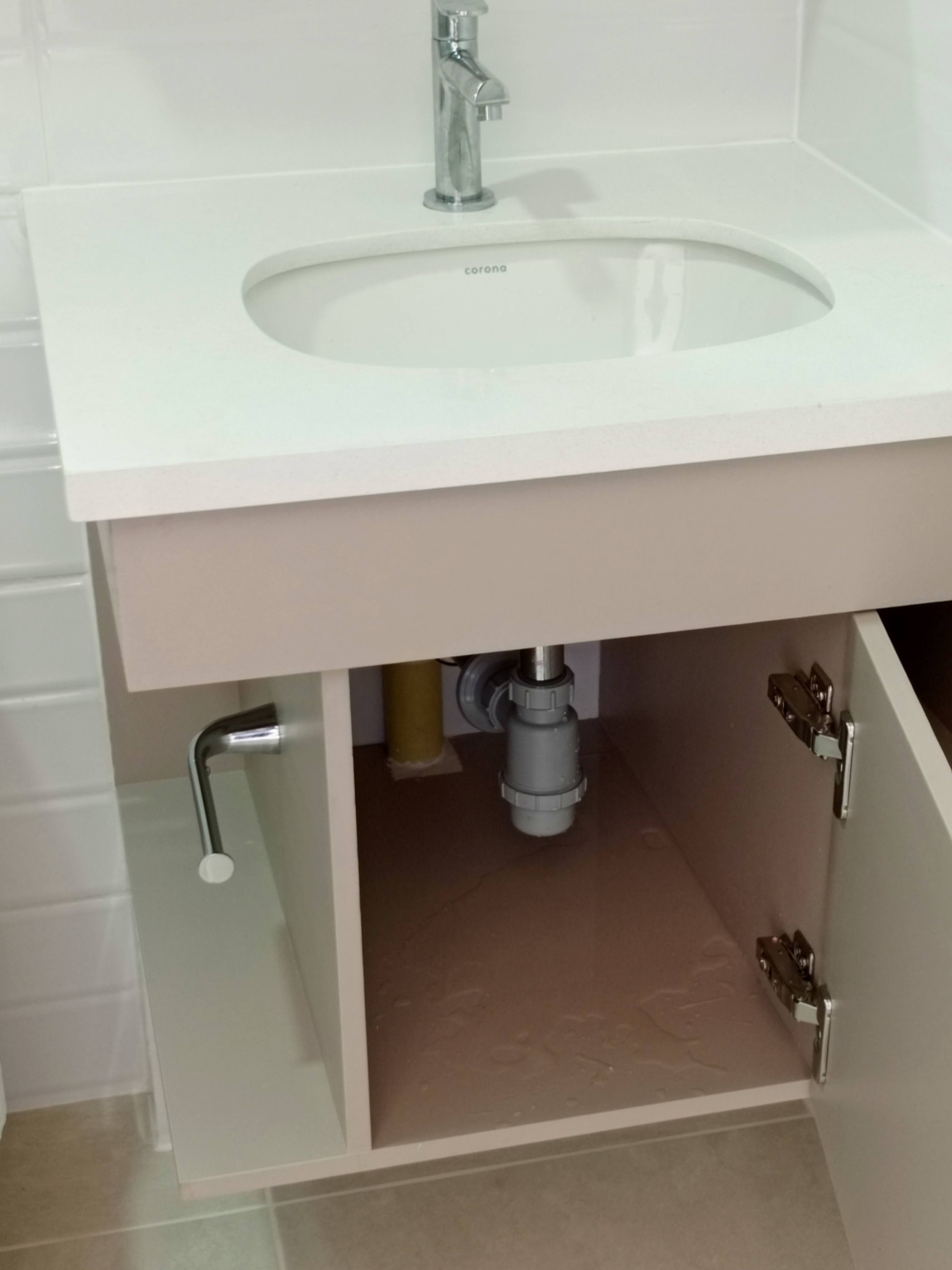Filtración de agua bajo el mueble de cocina detectada en inspección